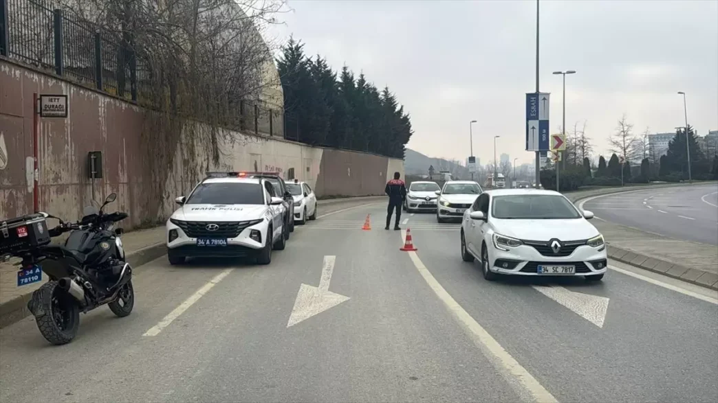 Istanbulda Okul Cevrelerinde Yogun Asayis Uygulamasi Baslatildi