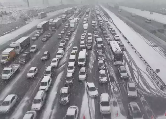 Kar fırtınası İstanbul'u vurdu! Birçok ilçeye lapa lapa kar yağıyor