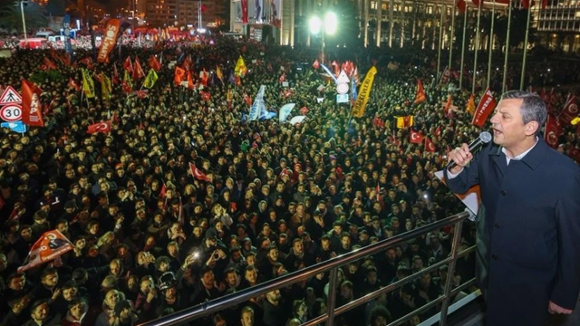 CHP lideri Özgür Özel, bir kez daha Saraçhane'de toplanan kalabalığa seslendi