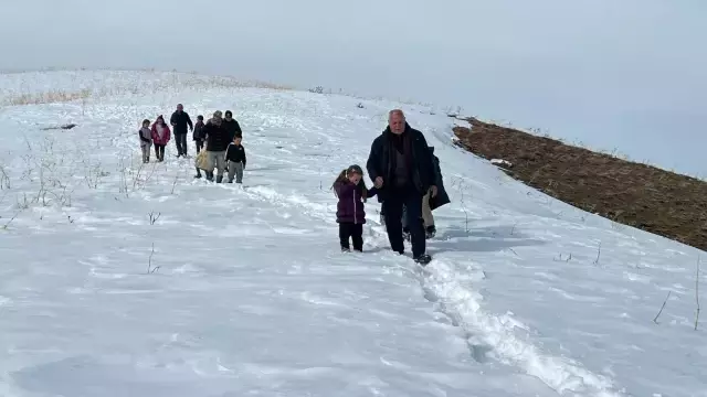 'Alo' diyebilmek için 1 kilometre yol yürümek zorundalar