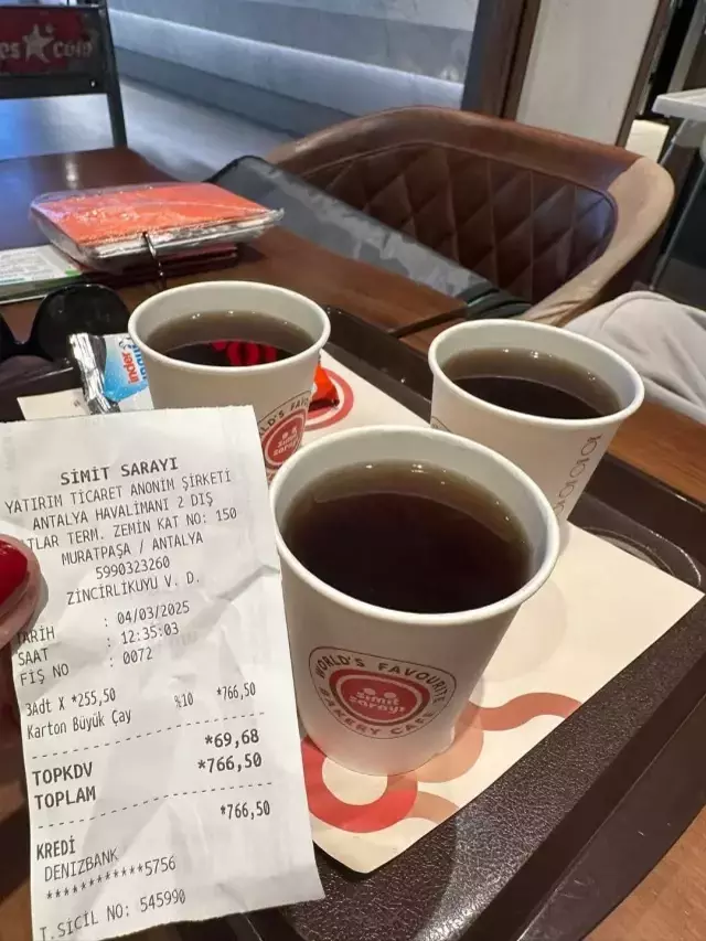 Antalya Havalimanı'nda bir bardak çayın fiyatını görenler şaştı kaldı