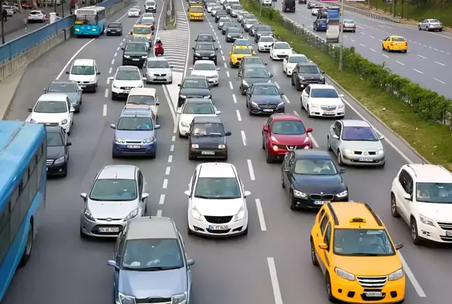 Benzin fiyatlarına 1 lira 30 kuruşluk yeni indirim gelmesi bekleniyor 4 Benzin fiyatlarına 1 lira 30 kuruşluk yeni indirim gelmesi bekleniyor