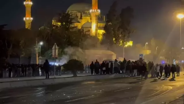 Saraçhane'deki protestocular İBB binanın cam ve kapılarını kırıp içeri girdi