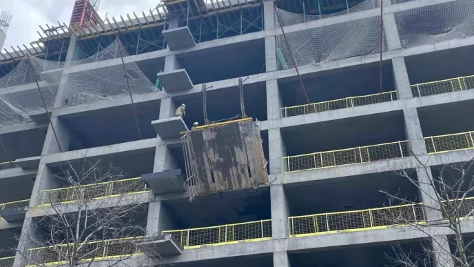 Umraniye039de Insaat Iskelesi Coktu 2 Isci Agir Yaralandi