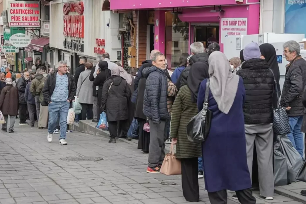 bursa da ramazan alisverisi icin uzun kuyruklar 18418470 9057 amp