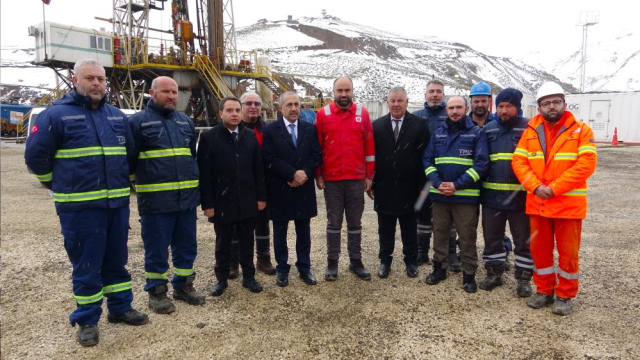 Rusların günlük 5 ton petrol çıkardığı bölge sondaj kulesi kuruldu