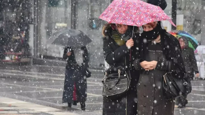 Meteoroloji039den pes pese uyarilar Kar geri geliyor