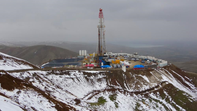 Rusların günlük 5 ton petrol çıkardığı bölge sondaj kulesi kuruldu