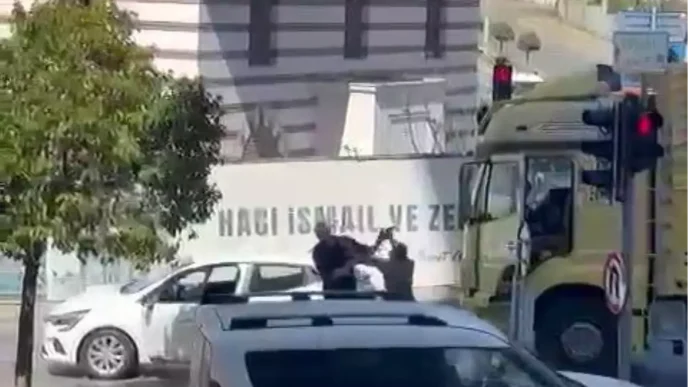 Umraniyede Trafik Tartismasi Kanli Bitti Kamyon Soforunden Cekicli Saldiri