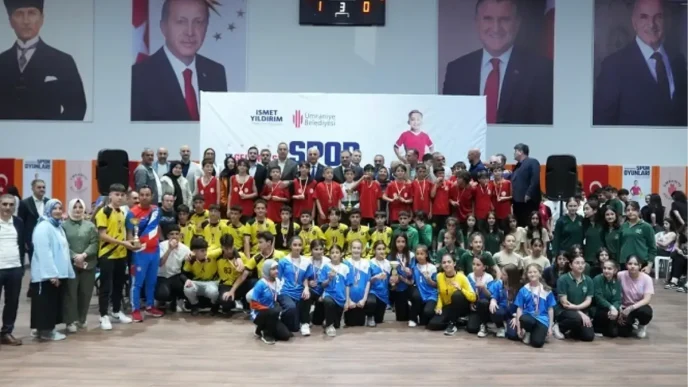17 Geleneksel Umraniye Spor Oyunlari Kapanis Toreni Gerceklestirildi