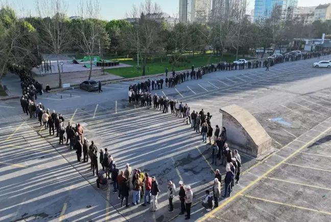 Domates fidesi dağıtımında 4 bin kişi sıraya girdi, metrelerce kuyruk oluştu 8 Domates fidesi dağıtımında 4 bin kişi sıraya girdi, metrelerce kuyruk oluştu