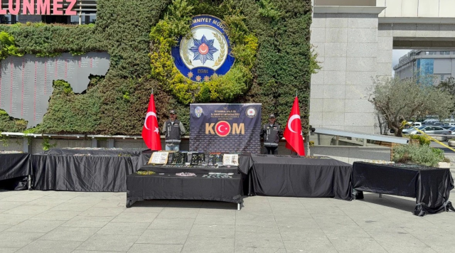 Yurt dışından Türkiye'ye sokulan 250 milyon liralık kaçak pırlanta ve zümrüt polise takıldı