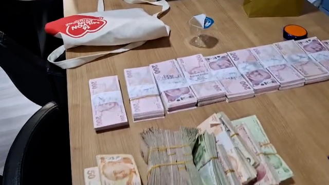 İBB'ye yönelik 3. yolsuzluk soruşturmasında balya balya para ele geçirildi