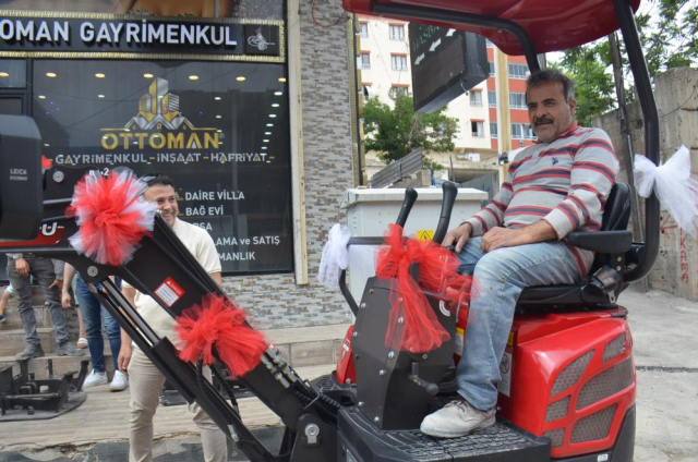 Suriyeli işçisine giderayak büyük jest! Görünce havalara uçtu
