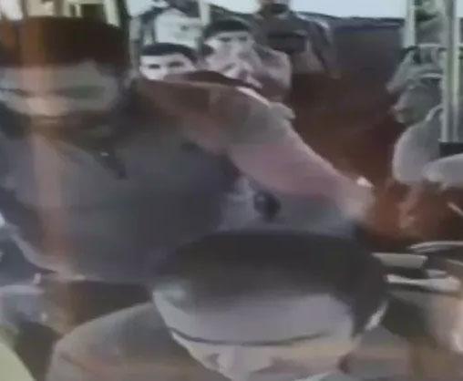Kendisini 7 yıl önce dolandıran şahsı dolmuşta yakalayıp tekme tokat dövdü