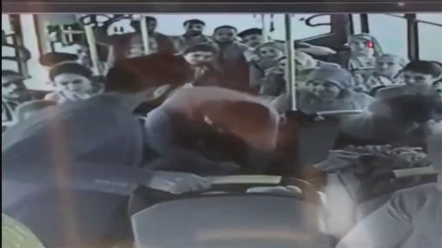 Kendisini 7 yıl önce dolandıran şahsı dolmuşta yakalayıp tekme tokat dövdü