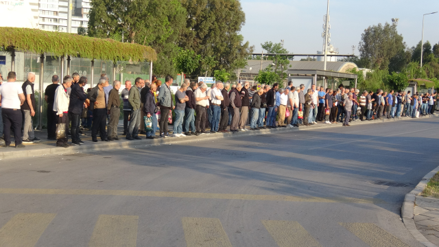 İzmir'de 23 bin işçi greve gitti, otobüs duraklarında yoğunluk oluştu