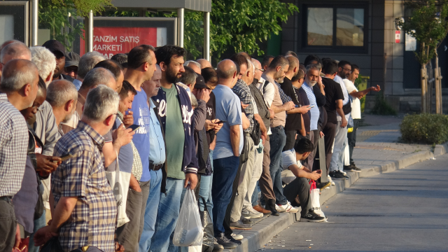 İzmir'de 23 bin işçi greve gitti, otobüs duraklarında yoğunluk oluştu
