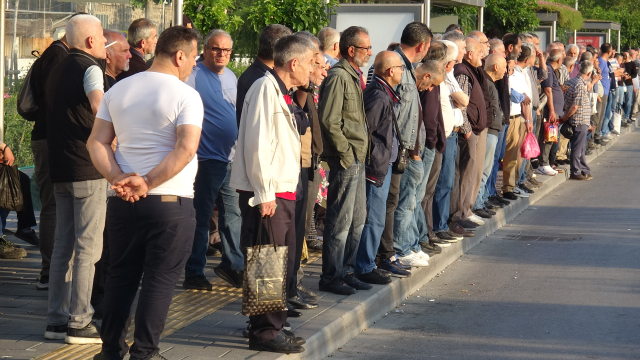 İzmir'de 23 bin işçi greve gitti, otobüs duraklarında yoğunluk oluştu