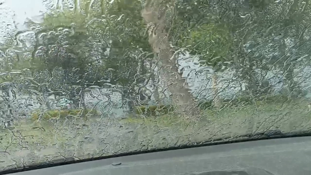 İstanbul'u dolu ve yağmur vurdu! Yollar göle döndü, sürücüler zor anlar yaşadı