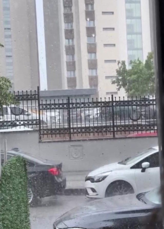 İstanbul'u dolu ve yağmur vurdu! Yollar göle döndü, sürücüler zor anlar yaşadı