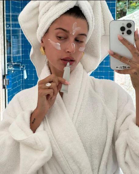 Hailey Bieber, kozmetik markasını 1 milyar dolara satarak millyarderler kulübüne katıldı