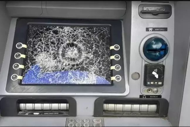 Bayrampaşa'da ATM'lere saldırdılar! Vatandaşlar mağdur oldu 3 Bayrampaşa'da ATM'lere saldırdılar! Vatandaşlar mağdur oldu