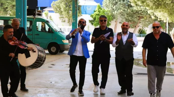Hukuk mucadelesini kazandilar karari davul zurnayla teslim ettiler