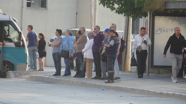 İzmir'de 23 bin işçi greve gitti, otobüs duraklarında yoğunluk oluştu