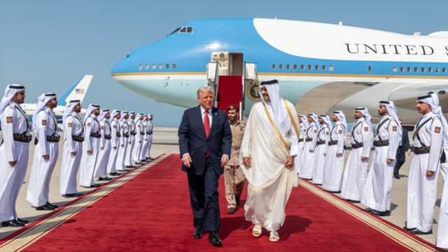 Trump Katar'dan da istediğini aldı! Boeing 200 milyar dolarlık uçak satışı anlaşması yaptı