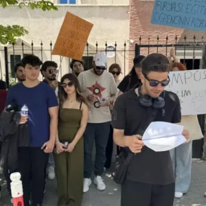 Universiteliler yuzde 74luk zammi protesto etti