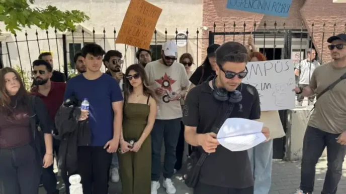 Universiteliler yuzde 74luk zammi protesto etti
