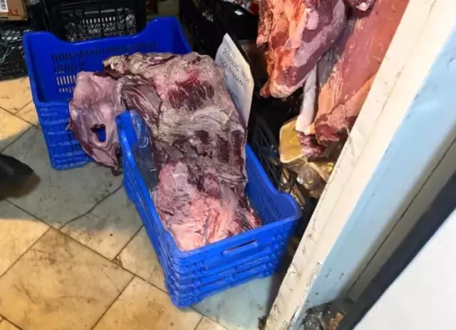 Ünlü zincir markette büyük skandal! Etlerden numune alındı, 2 kişi gözaltında