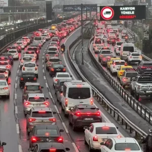 Yeni trafik cezalari Mecliste arac kullanirken telefonla konusanlar servet odeyecek
