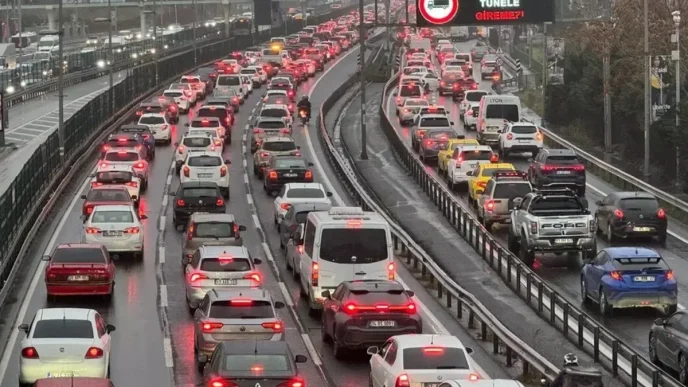 Yeni trafik cezalari Mecliste arac kullanirken telefonla konusanlar servet odeyecek