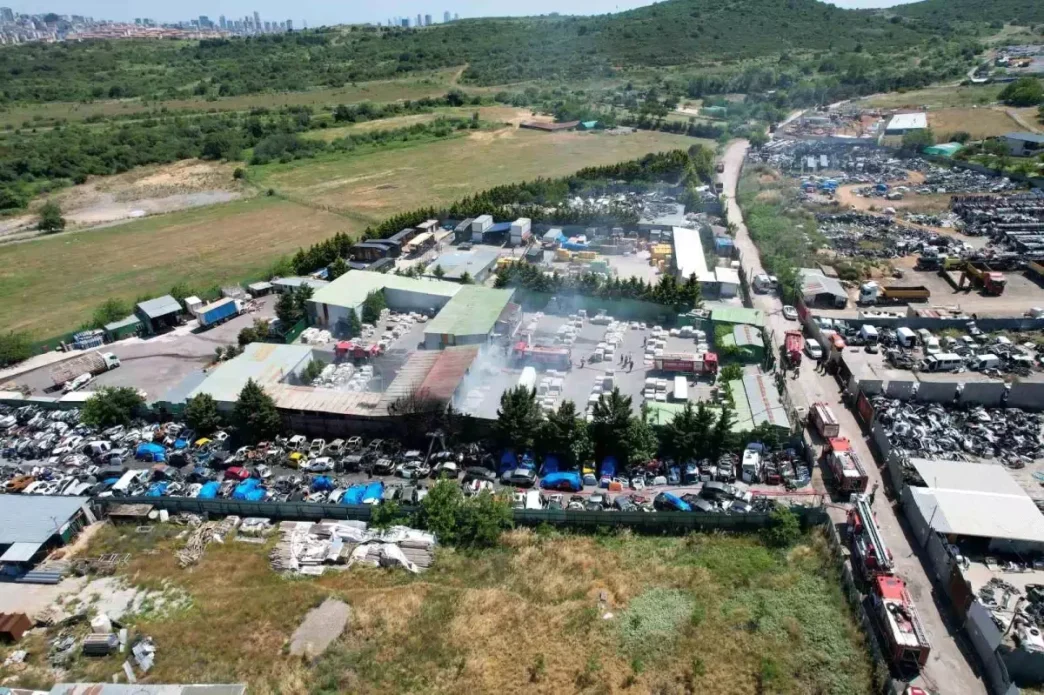 Istanbul Maltepede Seramik Deposunda Yangin