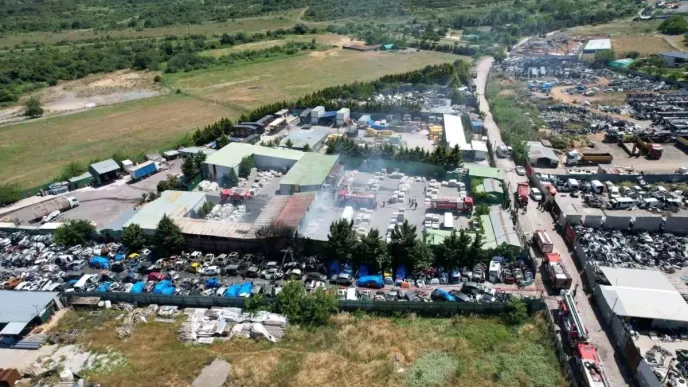 Istanbul Maltepede Seramik Deposunda Yangin