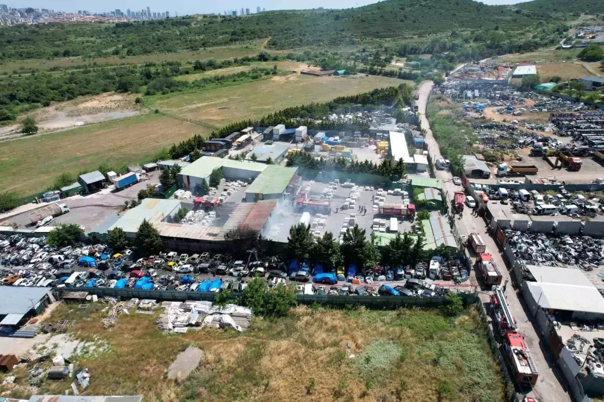 Istanbul Maltepede Seramik Deposunda Yangin