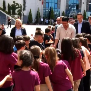 Mesut Ozil Ogrencilerle Bir Araya Geldi