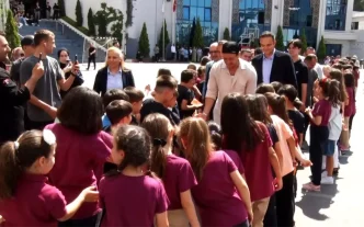 Mesut Ozil Ogrencilerle Bir Araya Geldi