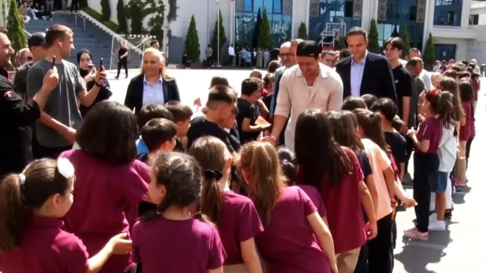 Mesut Ozil Ogrencilerle Bir Araya Geldi
