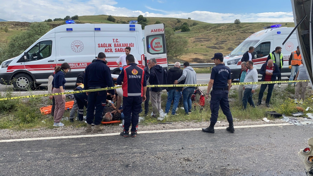 Taziye dönüşü midibüs şarampole devrildi: 2 ölü, 27 yaralı