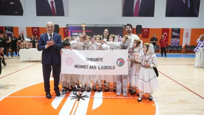 Umraniye Belediyesi Halk Oyunlari Yarismasinda 270 Ogrenci Yeteneklerini Sergiledi