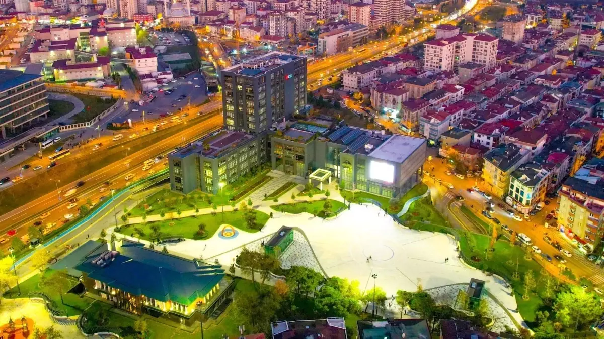 Umraniye Belediyesi Yeni Belediye Meydani ile Sosyal Yasami Canlandiriyor
