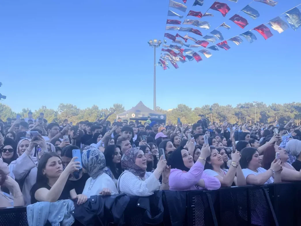 Umraniye Belediyesinden Lise Mezuniyet Soleni