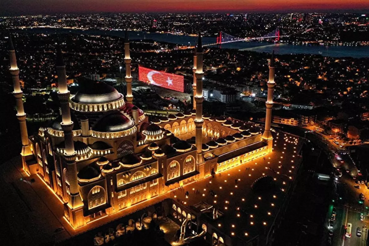 15 Temmuzun yildonumunde tum camilerden sela sesleri yukseldi
