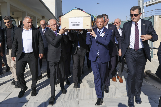Özel ve Kılıçdaroğlu cenaze töreninde bir araya geldi