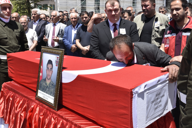 Şehit Celalettin Uyanık'ın annesi, Cumhurbaşkanı Erdoğan'a Kürtçe selam gönderdi