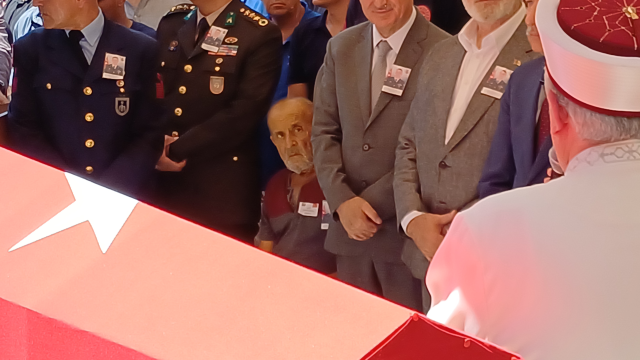 Babası cenazeye sedyeyle getirildi, şehit kızının tabuta son bakışı yürekleri yaktı