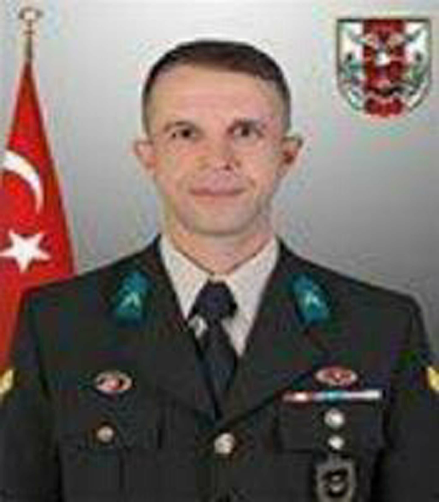 Babası cenazeye sedyeyle getirildi, şehit kızının tabuta son bakışı yürekleri yaktı